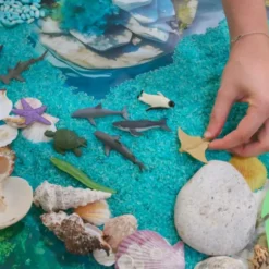 Figurines autour de l'ocean