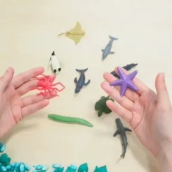 Figurines autour de l'ocean