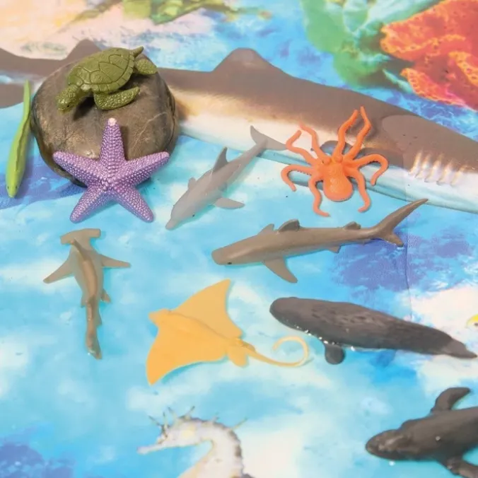 Figurines autour de l'ocean