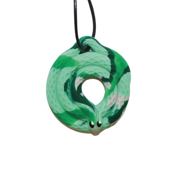 Pendentif à mâcher serpent dans la forêt